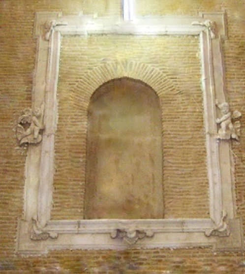 Hornacina donde se encontraba la Virgen del Rosario de Gloria